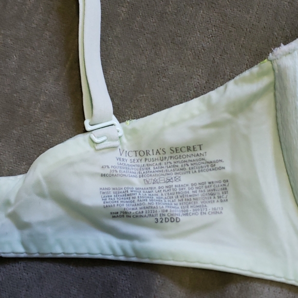 Victoria's Secret Very Sexy Push Up Bra 32DDD/32E - Picture 3 of 4